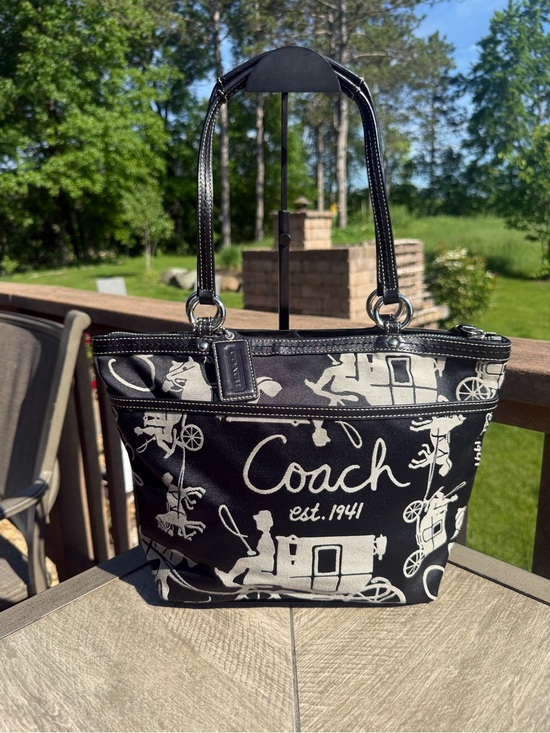 Coach Handbags - EUC Vintage Coach Horse and Carriage Tote Bag Heritage Collection